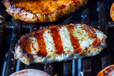 Salamura domuz bifteği ve ızgarada alevler içinde tavuk bifteği. Yüksek kalite fotoğraf