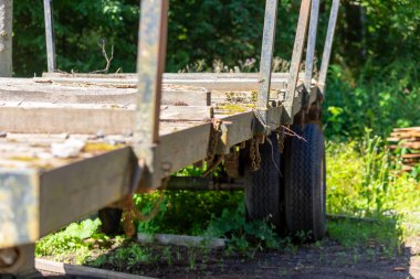 Ormandaki ağaç gövdeleri için eski karavanın yakın çekimi. Yüksek kalite fotoğraf