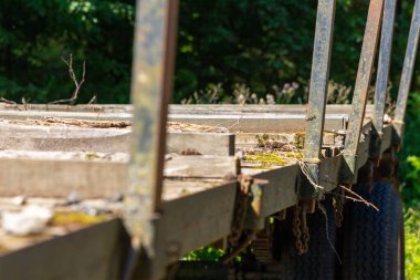 Ormandaki ağaç gövdeleri için eski karavanın yakın çekimi. Yüksek kalite fotoğraf