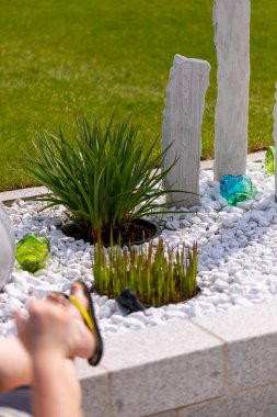 Bir kadın, beyaz taş bir yatağın ve mermer sütunların önündeki duvara parmak arası terliklerle ayaklarını koyar. Yüksek kalite fotoğraf