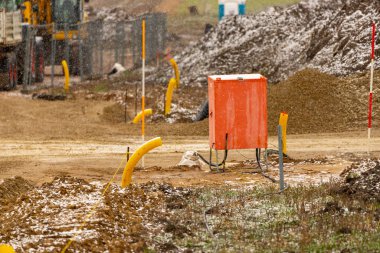 Yol şantiyesinde küçük bir karla birlikte inşaat elektrik kutusu. Yüksek kalite fotoğraf