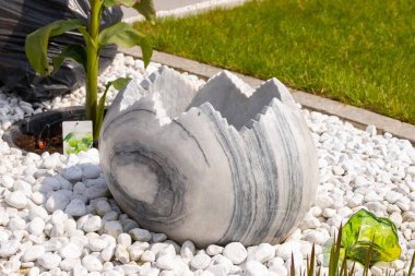 Taş bir yataktaki çeşme gibi büyük kırık mermer yumurta. Yüksek kalite fotoğraf