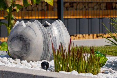 Taş bir yataktaki çeşme gibi büyük kırık mermer yumurta. Yüksek kalite fotoğraf