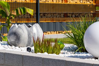 Taş bir yataktaki çeşme gibi büyük kırık mermer yumurta. Yüksek kalite fotoğraf