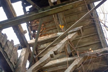 Yanık izleri ve vandalizmle terk edilmiş eski bir nakliye deposu. Yüksek kalite fotoğraf