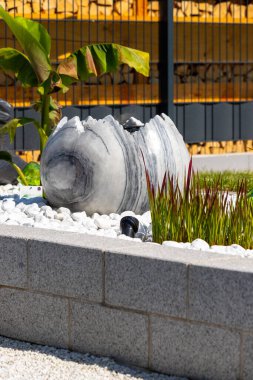 Taş bir yataktaki çeşme gibi büyük kırık mermer yumurta. Yüksek kalite fotoğraf