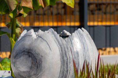 Taş bir yataktaki çeşme gibi büyük kırık mermer yumurta. Yüksek kalite fotoğraf