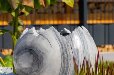 Taş bir yataktaki çeşme gibi büyük kırık mermer yumurta. Yüksek kalite fotoğraf