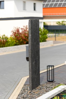 Posta kutusuyla bir caddede yazı tahtası. Yüksek kalite fotoğraf