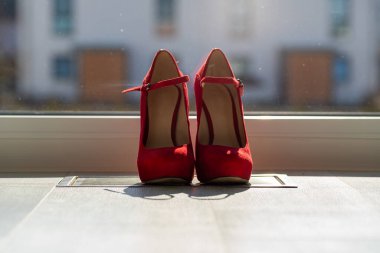 Kızıl kadınlar pencerenin önünde yerde pompalıyorlar. Yüksek kalite fotoğraf