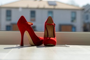 Kızıl kadınlar pencerenin önünde yerde pompalıyorlar. Yüksek kalite fotoğraf