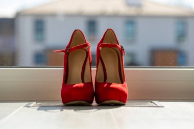 Kızıl kadınlar pencerenin önünde yerde pompalıyorlar. Yüksek kalite fotoğraf