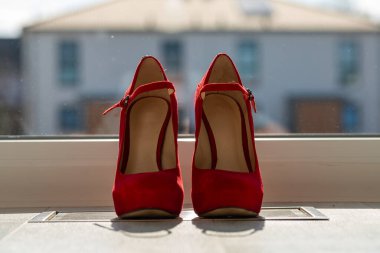 Kızıl kadınlar pencerenin önünde yerde pompalıyorlar. Yüksek kalite fotoğraf