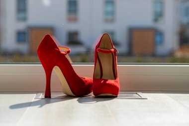 Kızıl kadınlar pencerenin önünde yerde pompalıyorlar. Yüksek kalite fotoğraf