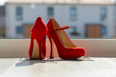 Kızıl kadınlar pencerenin önünde yerde pompalıyorlar. Yüksek kalite fotoğraf