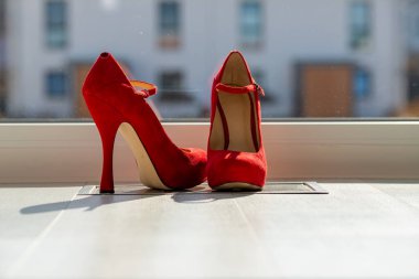 Kızıl kadınlar pencerenin önünde yerde pompalıyorlar. Yüksek kalite fotoğraf