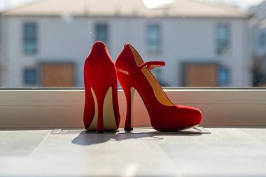 Kızıl kadınlar pencerenin önünde yerde pompalıyorlar. Yüksek kalite fotoğraf