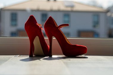 Kızıl kadınlar pencerenin önünde yerde pompalıyorlar. Yüksek kalite fotoğraf