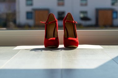 Kızıl kadınlar pencerenin önünde yerde pompalıyorlar. Yüksek kalite fotoğraf