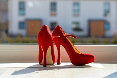 Kızıl kadınlar pencerenin önünde yerde pompalıyorlar. Yüksek kalite fotoğraf