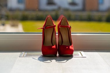 Kızıl kadınlar pencerenin önünde yerde pompalıyorlar. Yüksek kalite fotoğraf