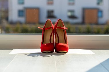 Kızıl kadınlar pencerenin önünde yerde pompalıyorlar. Yüksek kalite fotoğraf