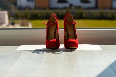 Kızıl kadınlar pencerenin önünde yerde pompalıyorlar. Yüksek kalite fotoğraf