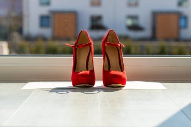 Kızıl kadınlar pencerenin önünde yerde pompalıyorlar. Yüksek kalite fotoğraf