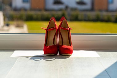 Kızıl kadınlar pencerenin önünde yerde pompalıyorlar. Yüksek kalite fotoğraf