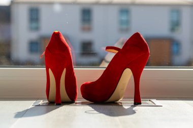 Kızıl kadınlar pencerenin önünde yerde pompalıyorlar. Yüksek kalite fotoğraf