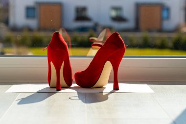 Kızıl kadınlar pencerenin önünde yerde pompalıyorlar. Yüksek kalite fotoğraf