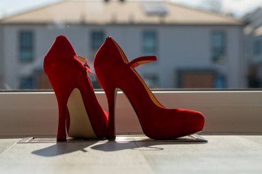 Kızıl kadınlar pencerenin önünde yerde pompalıyorlar. Yüksek kalite fotoğraf