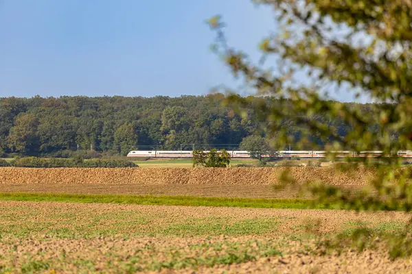 Bir tarla manzarası, tepe tepe manzarası ve bir tren mesafesi. Yüksek kalite fotoğraf