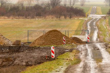 Kış mevsiminde toprak ve kanal işleriyle birlikte inşaat alanı. Yüksek kalite fotoğraf