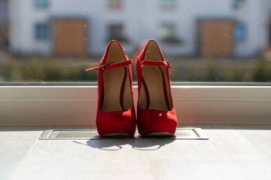 Kızıl kadınlar pencerenin önünde yerde pompalıyorlar. Yüksek kalite fotoğraf