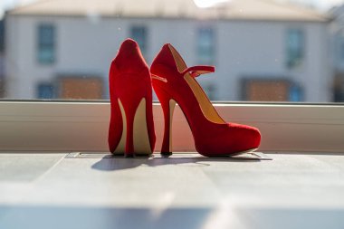 Kızıl kadınlar pencerenin önünde yerde pompalıyorlar. Yüksek kalite fotoğraf