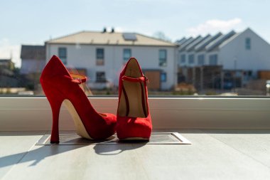 Kızıl kadınlar pencerenin önünde yerde pompalıyorlar. Yüksek kalite fotoğraf