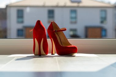 Kızıl kadınlar pencerenin önünde yerde pompalıyorlar. Yüksek kalite fotoğraf