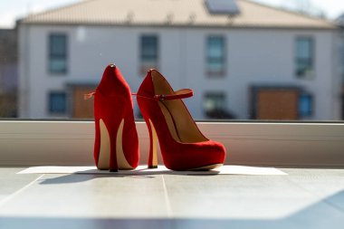 Kızıl kadınlar pencerenin önünde yerde pompalıyorlar. Yüksek kalite fotoğraf