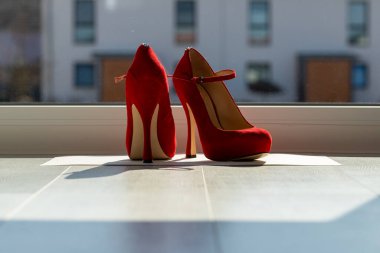 Kızıl kadınlar pencerenin önünde yerde pompalıyorlar. Yüksek kalite fotoğraf