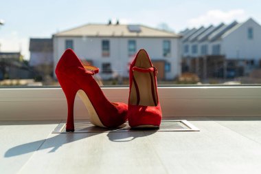 Kızıl kadınlar pencerenin önünde yerde pompalıyorlar. Yüksek kalite fotoğraf