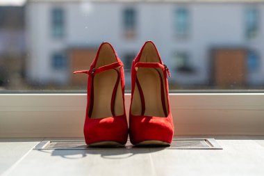 Kızıl kadınlar pencerenin önünde yerde pompalıyorlar. Yüksek kalite fotoğraf