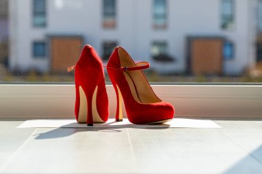 Kızıl kadınlar pencerenin önünde yerde pompalıyorlar. Yüksek kalite fotoğraf