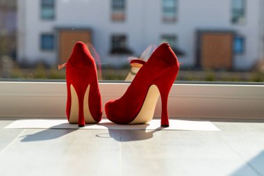 Kızıl kadınlar pencerenin önünde yerde pompalıyorlar. Yüksek kalite fotoğraf