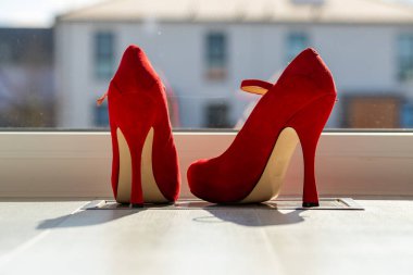 Kızıl kadınlar pencerenin önünde yerde pompalıyorlar. Yüksek kalite fotoğraf