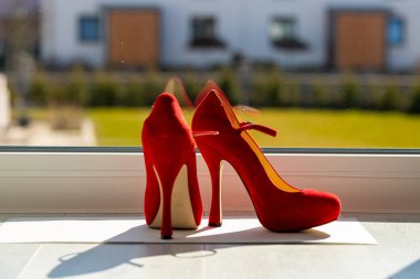 Kızıl kadınlar pencerenin önünde yerde pompalıyorlar. Yüksek kalite fotoğraf