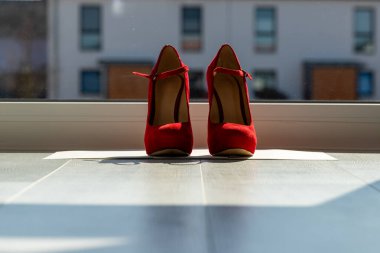 Kızıl kadınlar pencerenin önünde yerde pompalıyorlar. Yüksek kalite fotoğraf