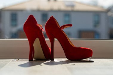 Kızıl kadınlar pencerenin önünde yerde pompalıyorlar. Yüksek kalite fotoğraf