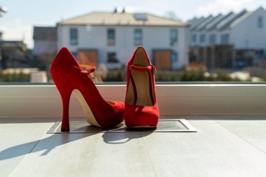 Kızıl kadınlar pencerenin önünde yerde pompalıyorlar. Yüksek kalite fotoğraf