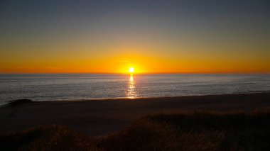 Danimarka sahilinde, Kuzey Denizi 'nde gün batımı. Yüksek kalite fotoğraf